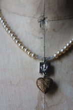 Load image into Gallery viewer, Amour. Vintage Faux Pearl Pendant Necklace.