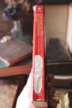 Load image into Gallery viewer, PAPERBACK Gin & Daggers