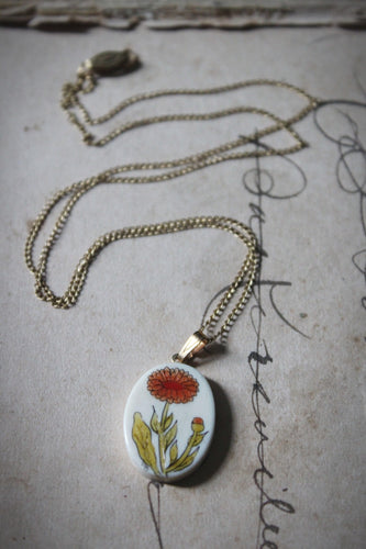 Vintage Scrimshaw Oval Pendant Necklace.