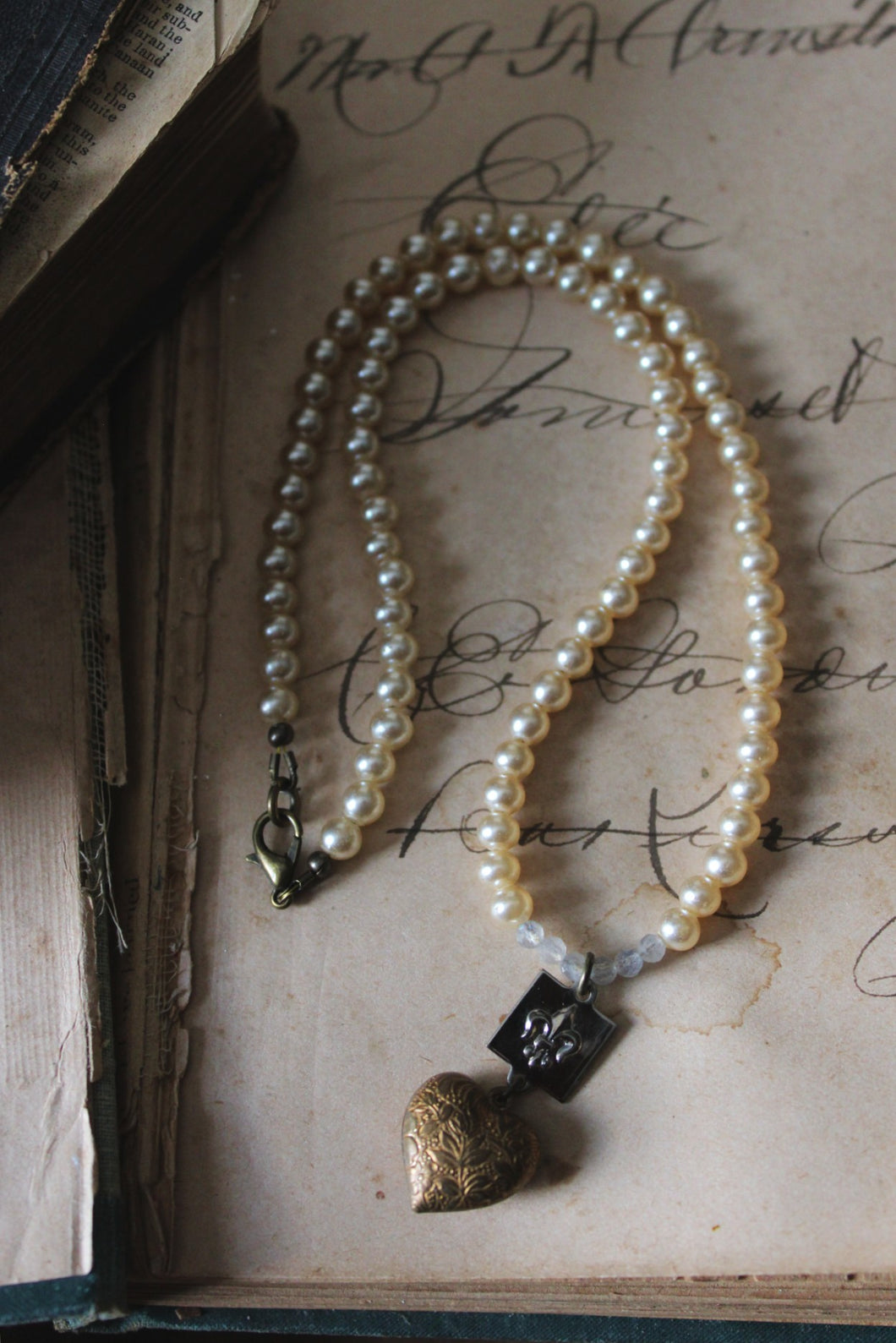 Amour. Vintage Faux Pearl Pendant Necklace.