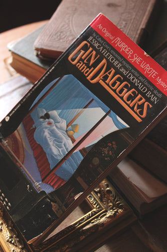 PAPERBACK Gin & Daggers