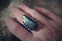 Load image into Gallery viewer, Vintage Labradorite &amp; Sterling Silver Ring.
