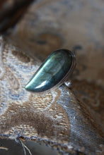 Load image into Gallery viewer, Vintage Labradorite &amp; Sterling Silver Ring.