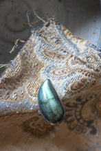 Load image into Gallery viewer, Vintage Labradorite &amp; Sterling Silver Ring.