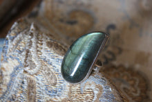 Load image into Gallery viewer, Vintage Labradorite &amp; Sterling Silver Ring.