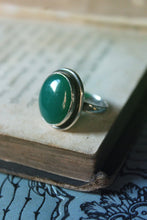 Load image into Gallery viewer, Vintage Green Agate &amp; Sterling Silver Ring.