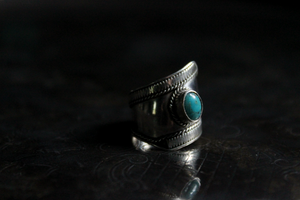 Vintage Asymmetrical Wide Band Turquoise Stone Ring.