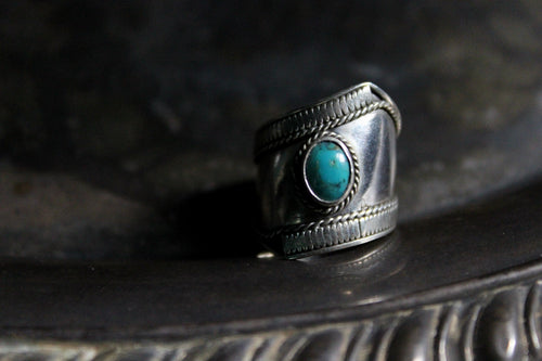 Vintage Asymmetrical Wide Band Turquoise Stone Ring.