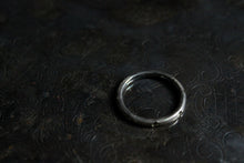 Load image into Gallery viewer, Vintage Sterling Silver Dotted Band Ring.