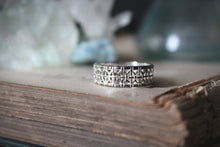 Load image into Gallery viewer, Vintage Openwork Lattice Sterling Silver Ring.