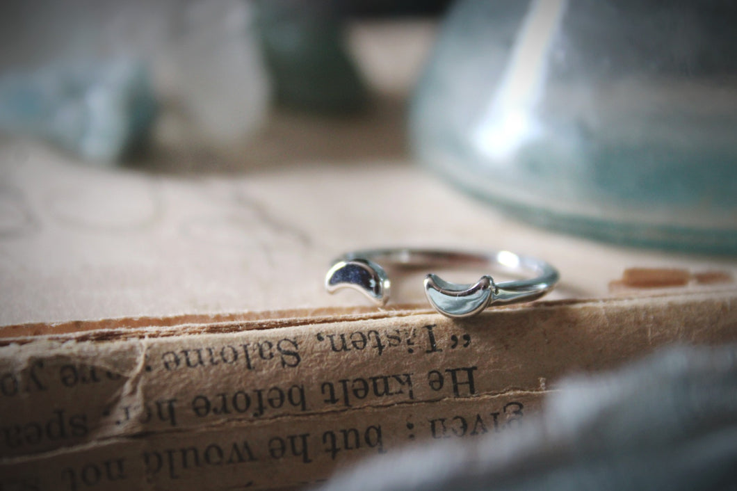 Vintage Silver Double Crescent Moon Ring.