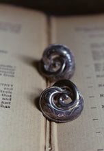 Load image into Gallery viewer, Vintage Silver Swirl Screwback Earrings.