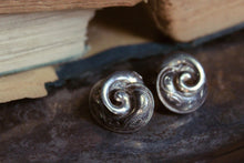 Load image into Gallery viewer, Vintage Silver Swirl Screwback Earrings.