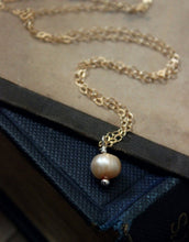 Load image into Gallery viewer, Pearl. Minimalist Freshwater Pearl and 14k Gold Necklace.