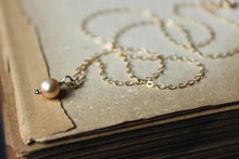 Load image into Gallery viewer, Pearl. Minimalist Freshwater Pearl and 14k Gold Necklace.