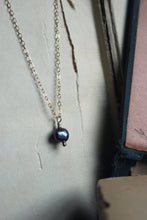 Load image into Gallery viewer, Pearl. Minimalist Freshwater Pearl and 14k Gold Necklace.