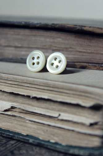 Folk 004. Vintage White Mother of Pearl Shell Button Stud Earrings.