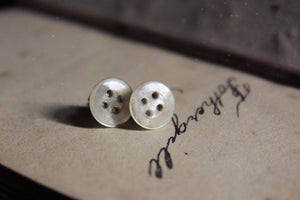 Folk 005. Vintage White Mother of Pearl Shell Button Stud Earrings.