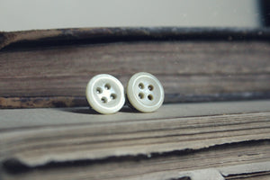 Folk 004. Vintage White Mother of Pearl Shell Button Stud Earrings.