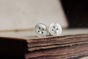 Folk 005. Vintage White Mother of Pearl Shell Button Stud Earrings.